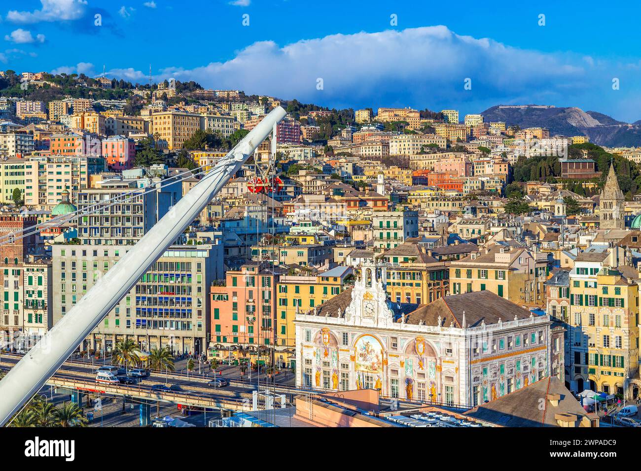 GENOVA, ITALIA - 20 MARZO 2021: Vista panoramica del porto di Genova con case colorate sulla costa italiana. Foto Stock