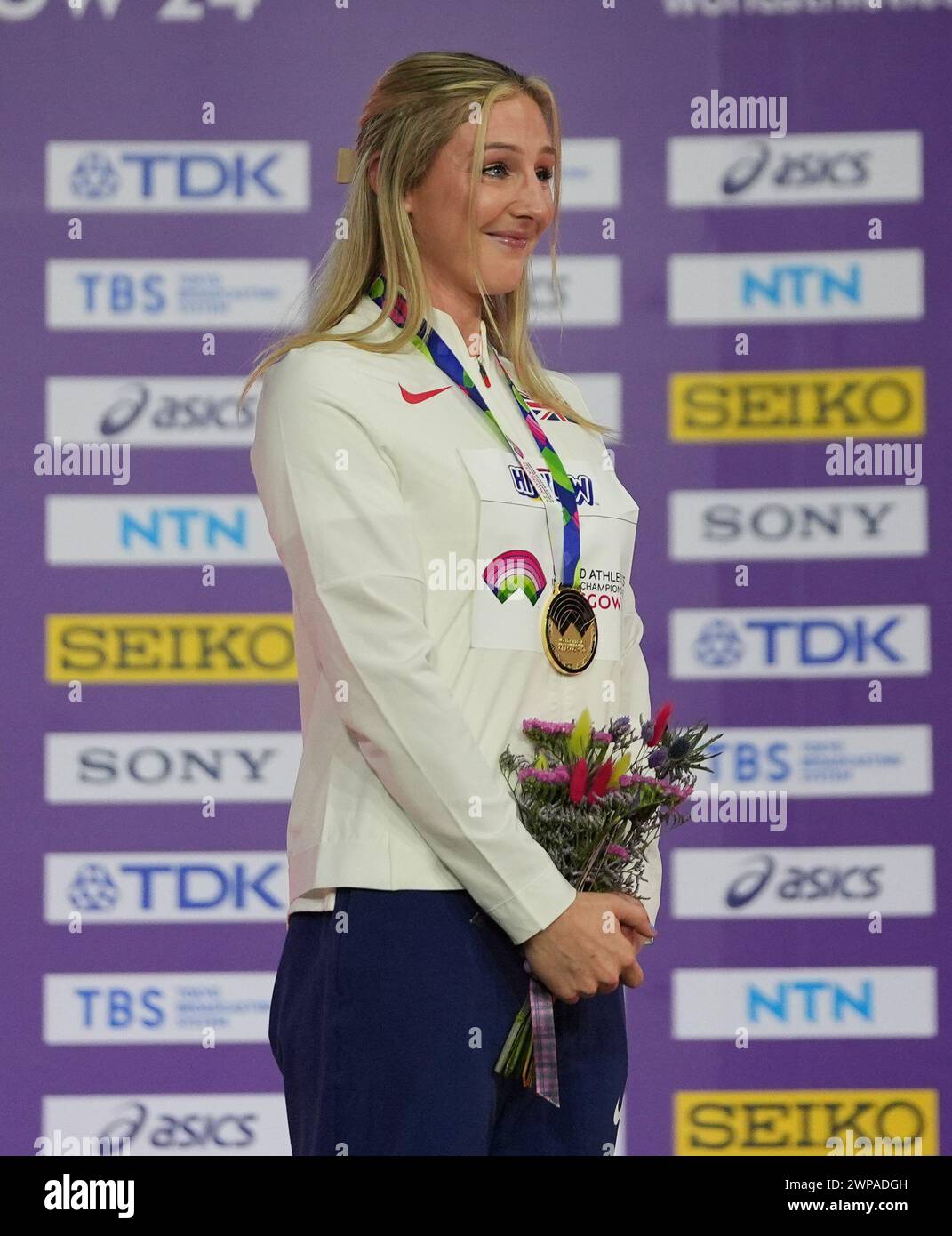 Molly Caudery sul podio con la sua vecchia medaglia durante i Campionati del mondo di atletica leggera indoor 2024 - terzo giorno 03/03/2024 all'Emirates Arena il 03/03/2024 Ben Booth/Alamy Foto Stock