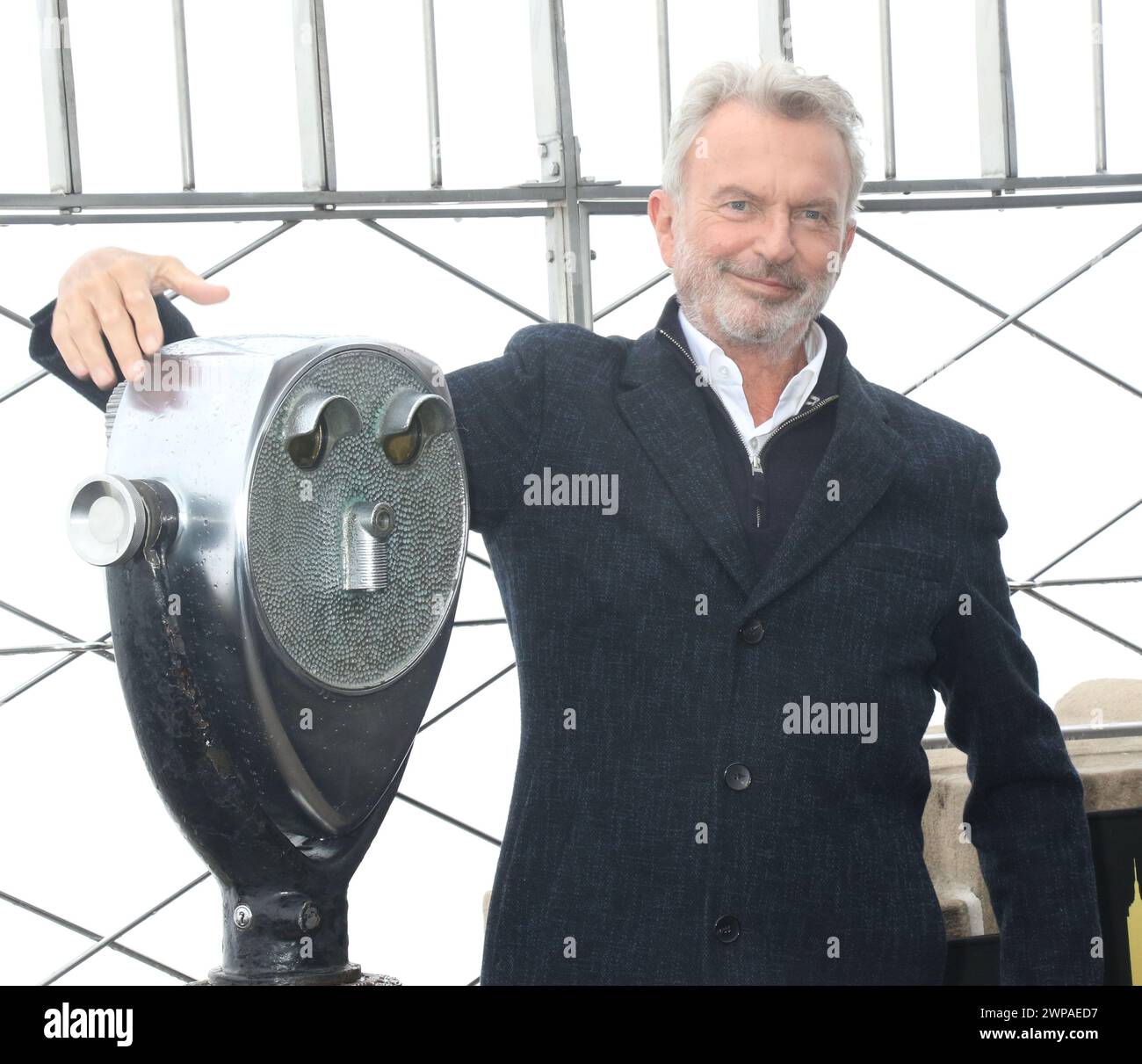 Il 6 marzo 2024 Sam Neill, del cast di mele Never Fall, celebra il disagio di una nuova serie all'Empire State Building di New York. 06 marzo 2026 credito: RW/Mediapunch Foto Stock