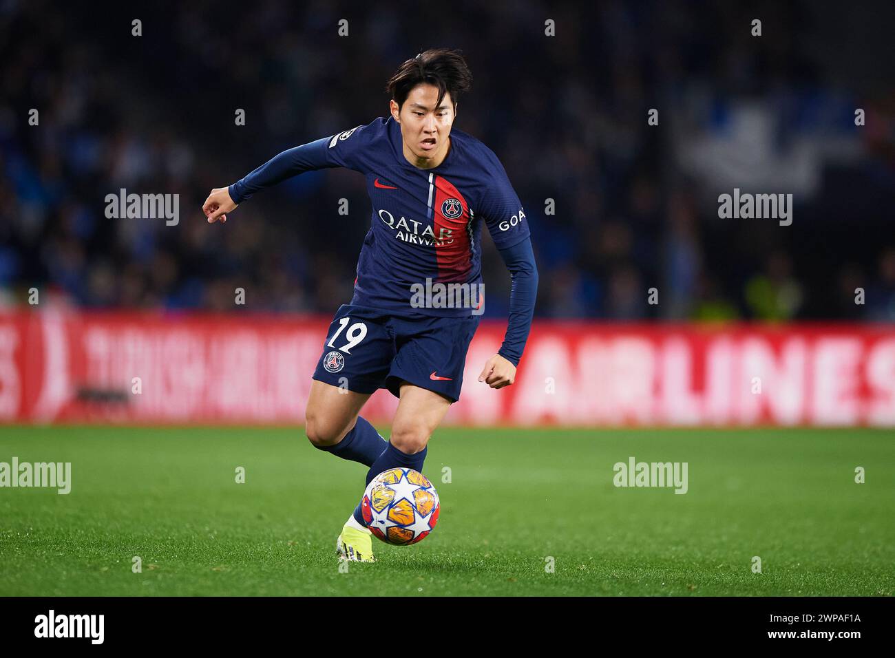 Lee Kang-in del Paris Saint-Germain con il pallone durante la partita di UEFA Champions League tra Real Sociedad e Paris Saint-Germain alla reale Arena S. Foto Stock