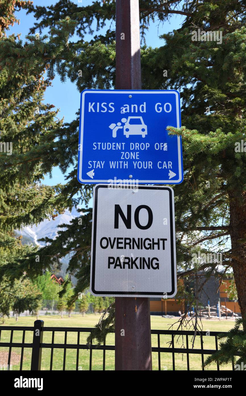 Cartello di sicurezza e prevenzione della congestione del traffico scolastico che mostra la zona di scarico "Kiss and Go". Foto Stock