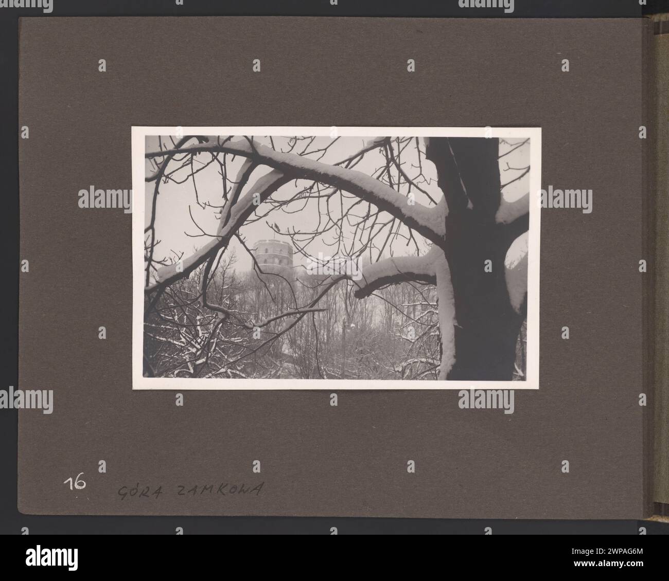 La fotografia di Edmund e Boles Zdanowscy mostra la montagna di Zamkowa a Vilnius durante l'inverno degli anni '1930, catturando pendii innevati, alberi e vedute della città nell'Europa dei primi anni del XX secolo. Foto Stock
