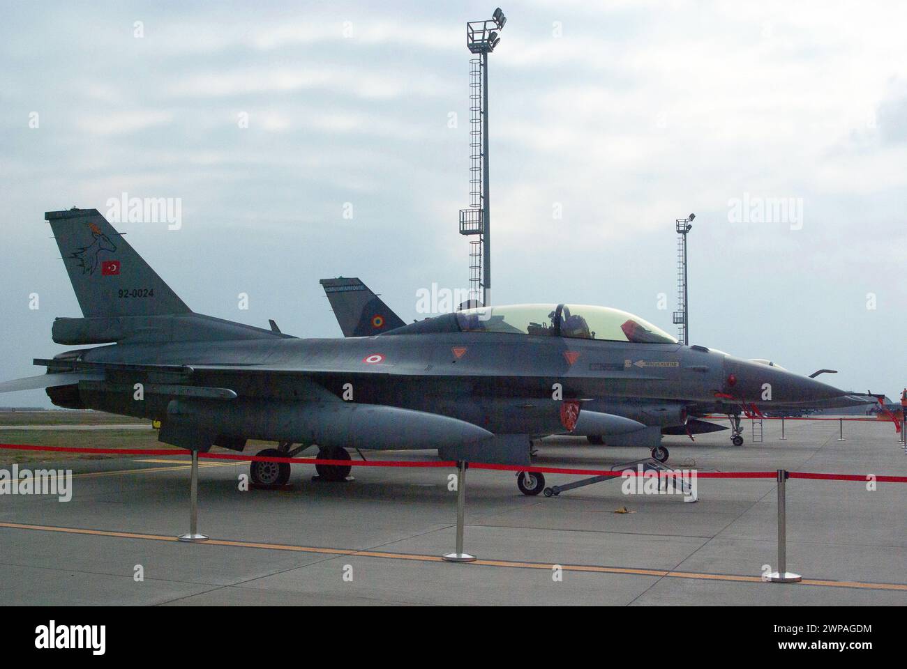 Borcea, Romania. 6 marzo 2024. Un caccia F-16 della forza aerea turca è parcheggiato presso la base aerea rumena. La NATO ha condotto un'esercitazione di polizia aerea con aerei da caccia F-16 delle forze aeree rumene e turche in Romania. Crediti: Kathrin Lauer/dpa/Alamy Live News Foto Stock
