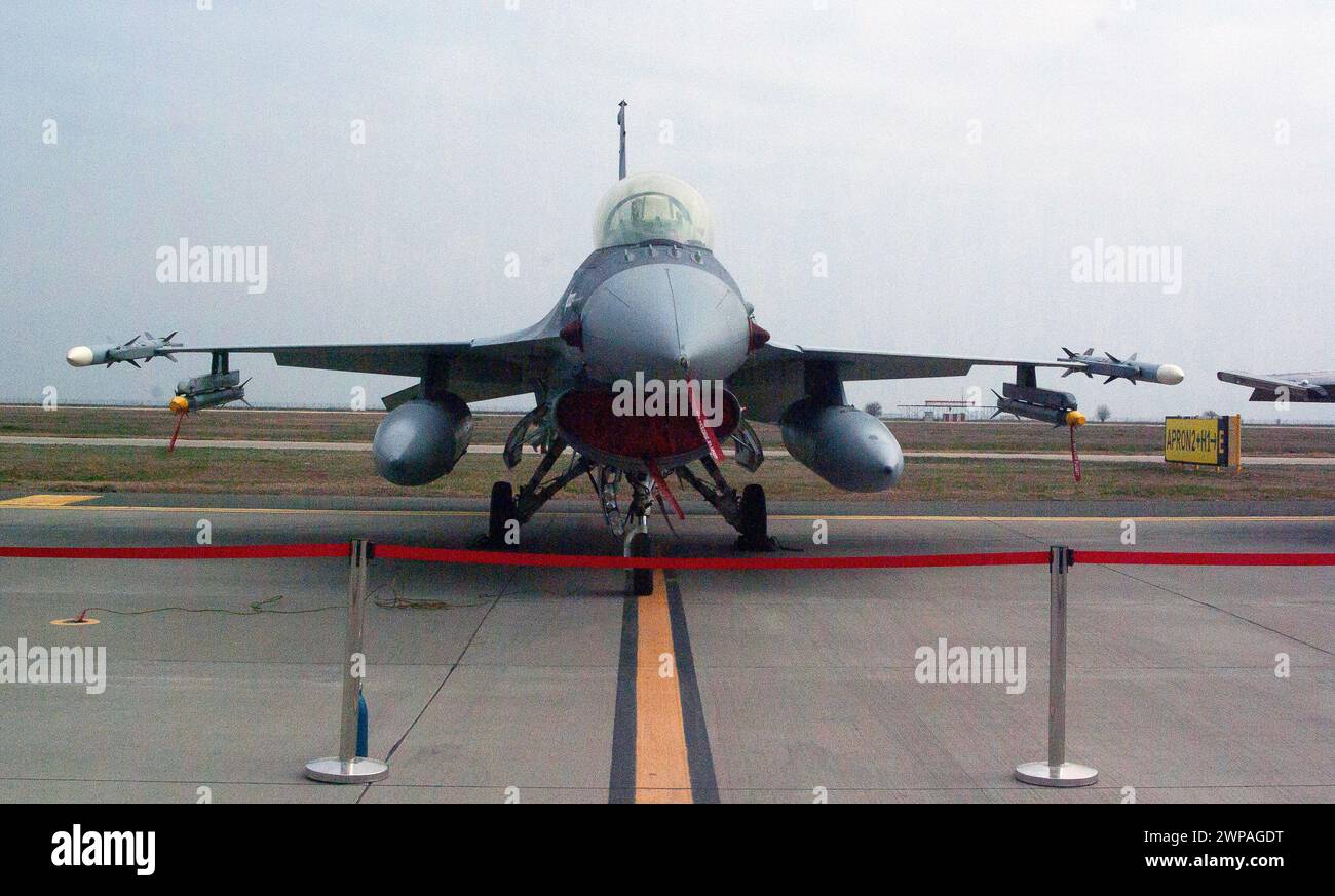Borcea, Romania. 6 marzo 2024. Un caccia F-16 dell'aeronautica militare rumena è parcheggiato presso la base aerea rumena. La NATO ha condotto un'esercitazione di polizia aerea con aerei da caccia F-16 delle forze aeree rumene e turche in Romania. Crediti: Kathrin Lauer/dpa/Alamy Live News Foto Stock