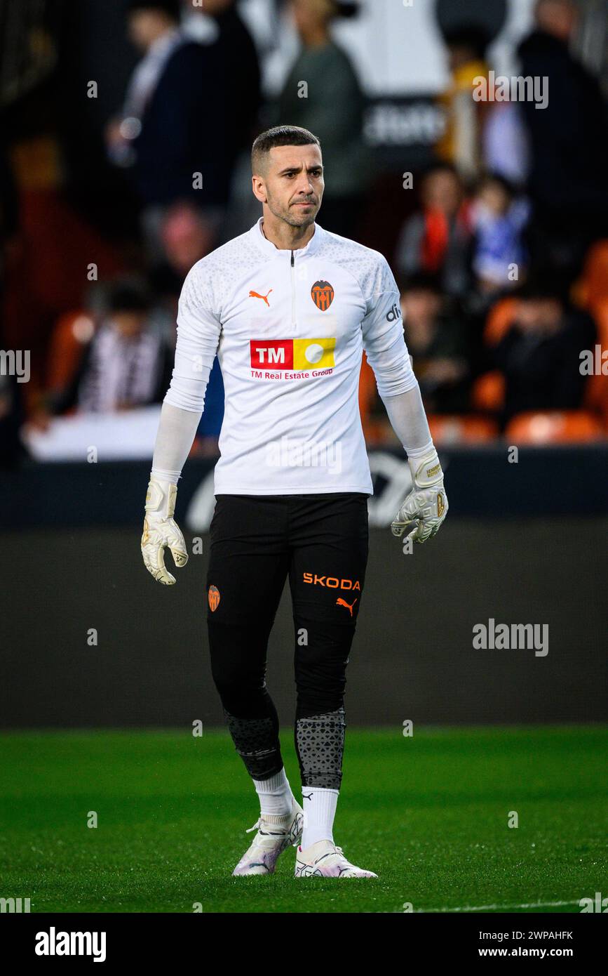 Il portiere del Valencia Club de Fútbol Jaume Domenech si riscalda pochi minuti prima di una partita a Mestalla, Valencia, Spagna. Foto Stock