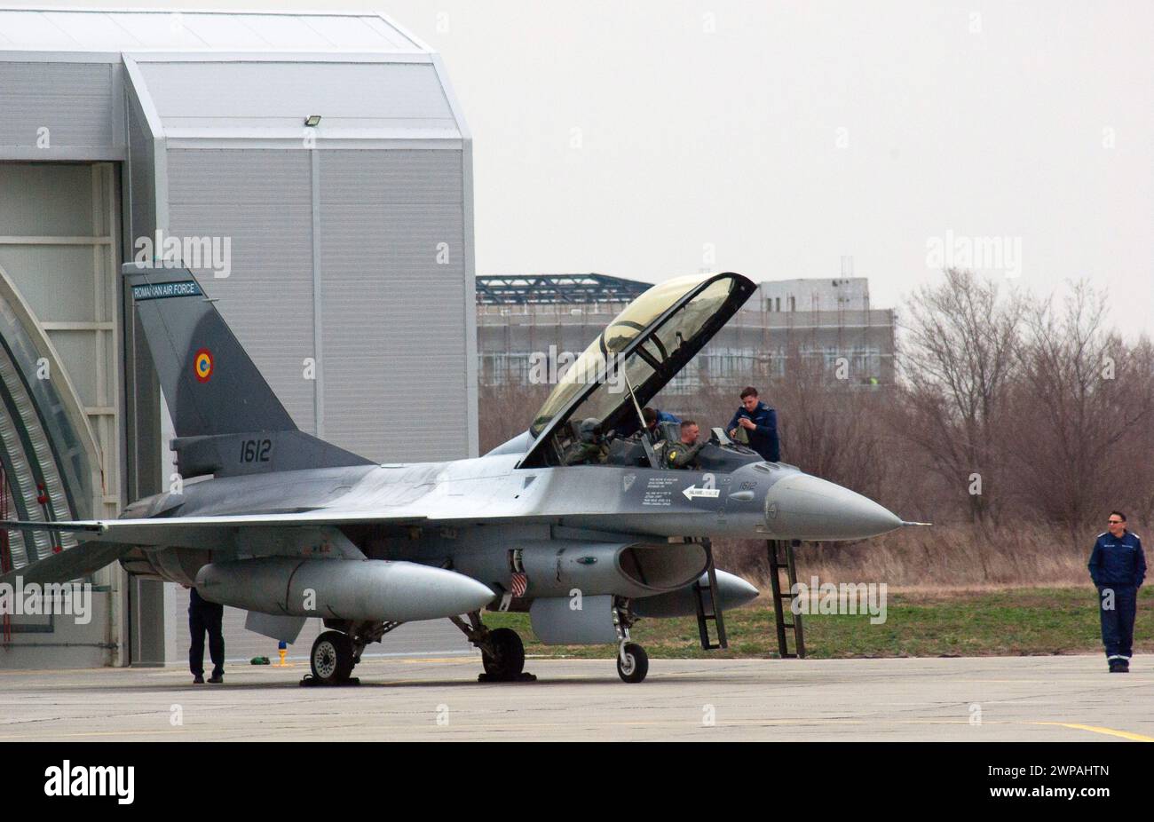 Borcea, Romania. 6 marzo 2024. I piloti si preparano per la loro missione nella cabina di pilotaggio di un caccia F-16 dell'aeronautica militare rumena presso la base aerea rumena. La NATO ha condotto un'esercitazione di polizia aerea con aerei da caccia F-16 delle forze aeree rumene e turche in Romania. Crediti: Kathrin Lauer/dpa/Alamy Live News Foto Stock