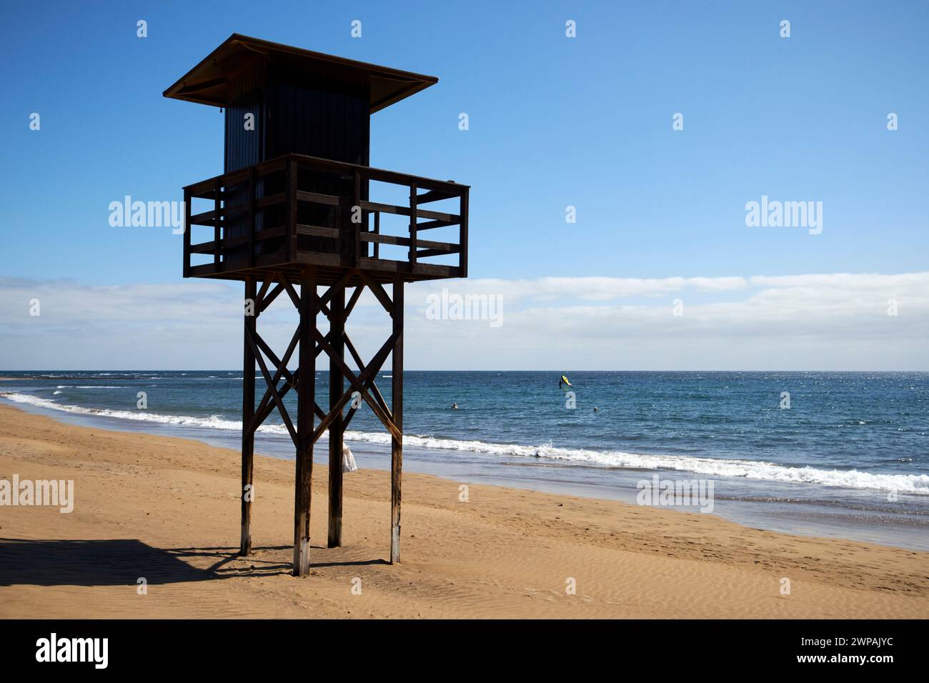 Svuotare la torre del bagnino inutilizzata sulla sabbia della spiaggia playa honda di Lanzarote, Isole Canarie, spagna Foto Stock
