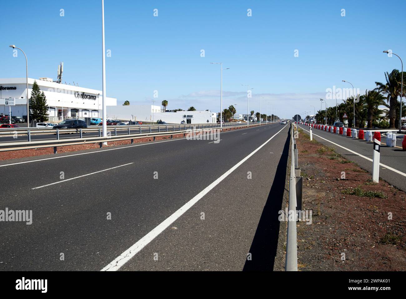 Autostrada principale LZ-2 attraverso lanzarote in direzione di arrecife a Playa Honda, Lanzarote, Isole Canarie, spagna Foto Stock