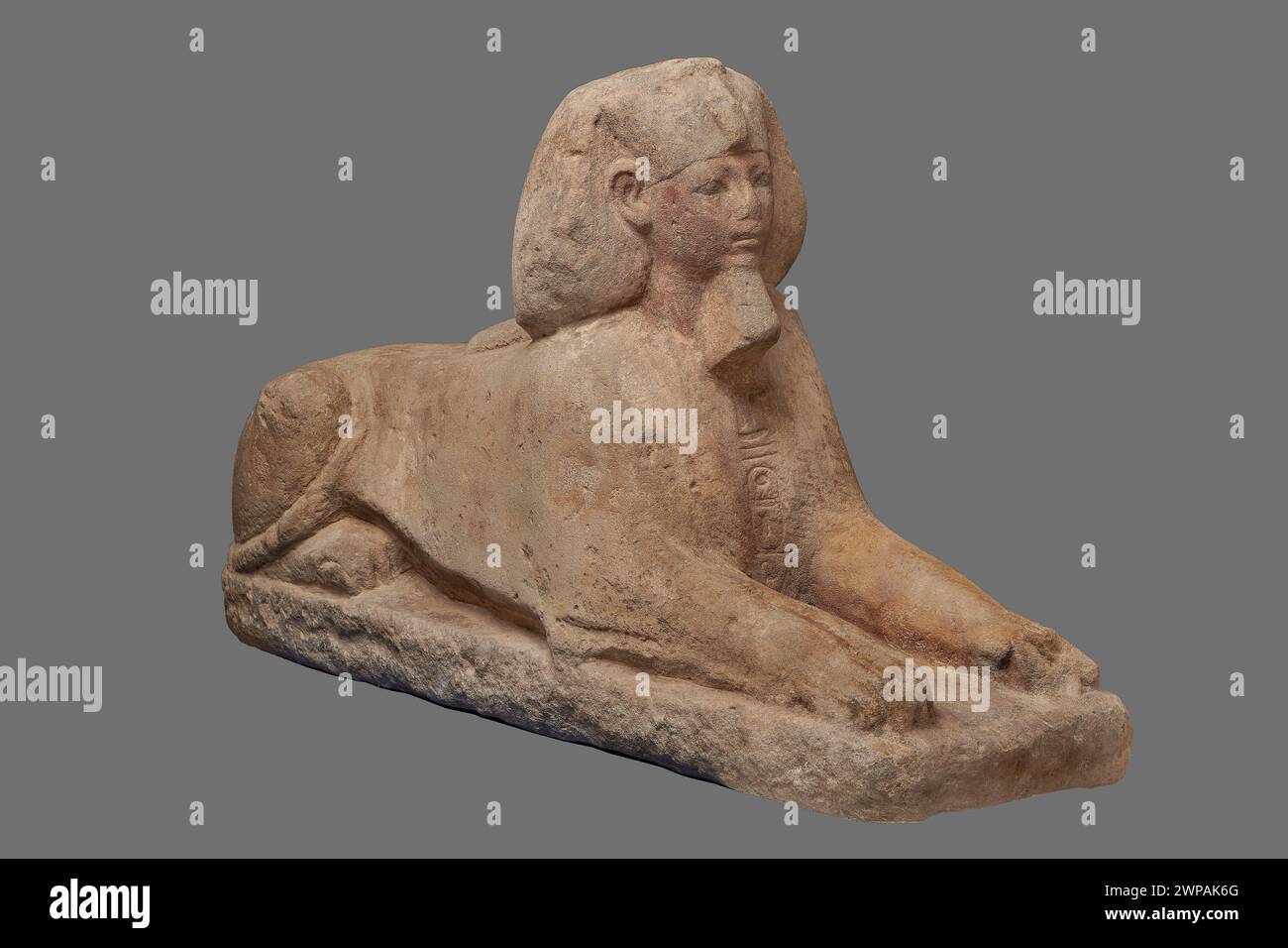 Una sfinge associata al faraone Thutmose III, risalente al nuovo Regno, intorno al 1479-1425 a.C., che rappresenta la scultura reale egiziana. Foto Stock