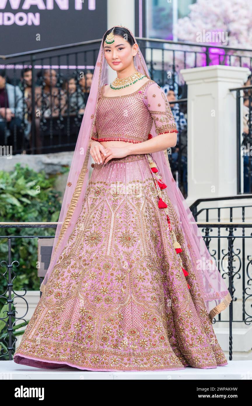 The National Asian Wedding Show London 2024 - abbigliamento da sposa tradizionale e moderno. Foto Stock
