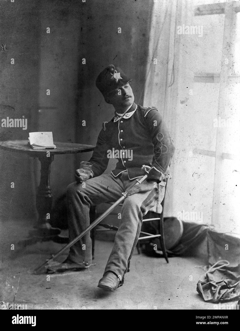 Un modello posa in uniforme per il dipinto di Aleksander Gierymski "Austeria romana" a Roma intorno al 1874, che rappresenta la pittura polacca, la ritrattistica maschile e lo studio artistico del costume e della forma. Foto Stock
