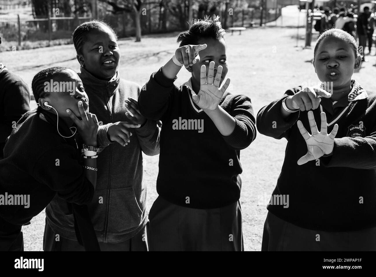 Un gruppo eterogeneo di individui che mostrano qualche segno Foto Stock