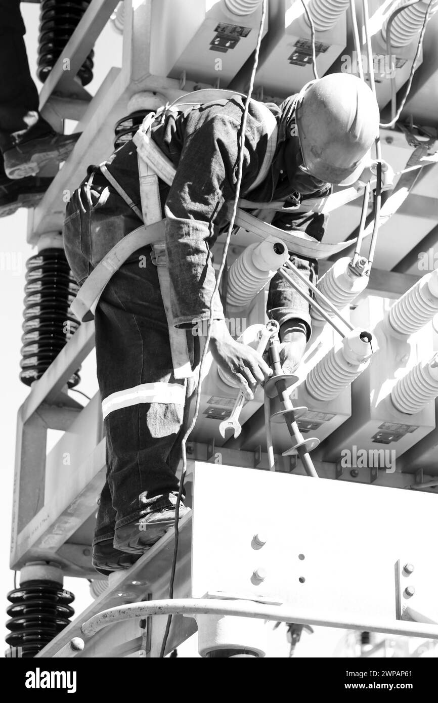 Un uomo cammina su un filo alto Foto Stock