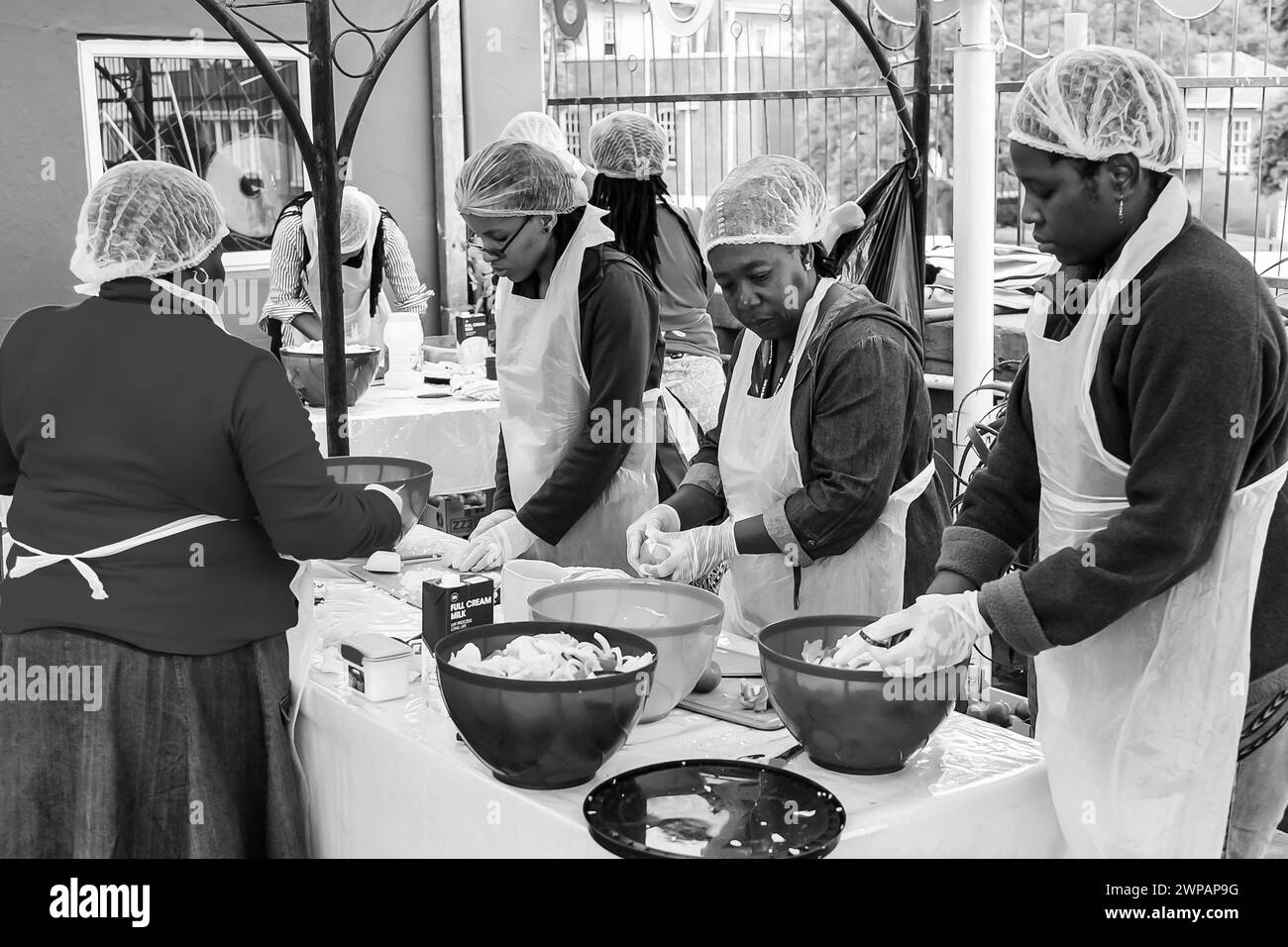 Gruppo di persone che cucinano insieme a una riunione Foto Stock