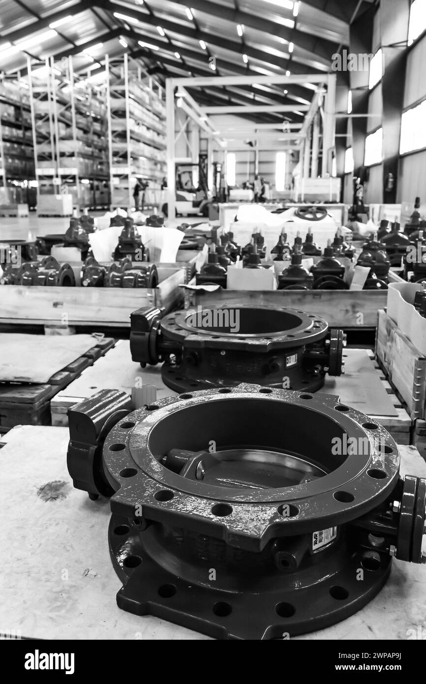 Numerosi tubi e valvole nell'officina di riparazione Foto Stock