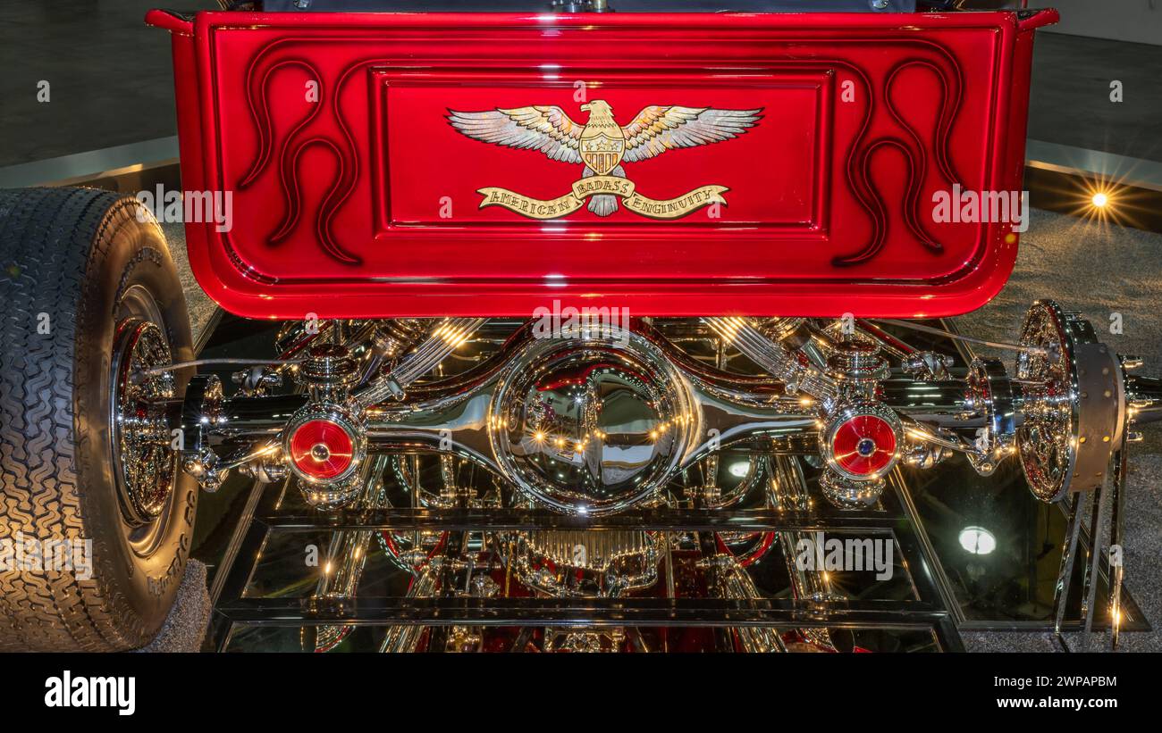 DETROIT, mi/USA - 2 marzo 2024: Primo piano di un assale posteriore Ford T-Bucket del 1923 e emblema "American Badass Enginuity", a Detroit AutoRama. Foto Stock