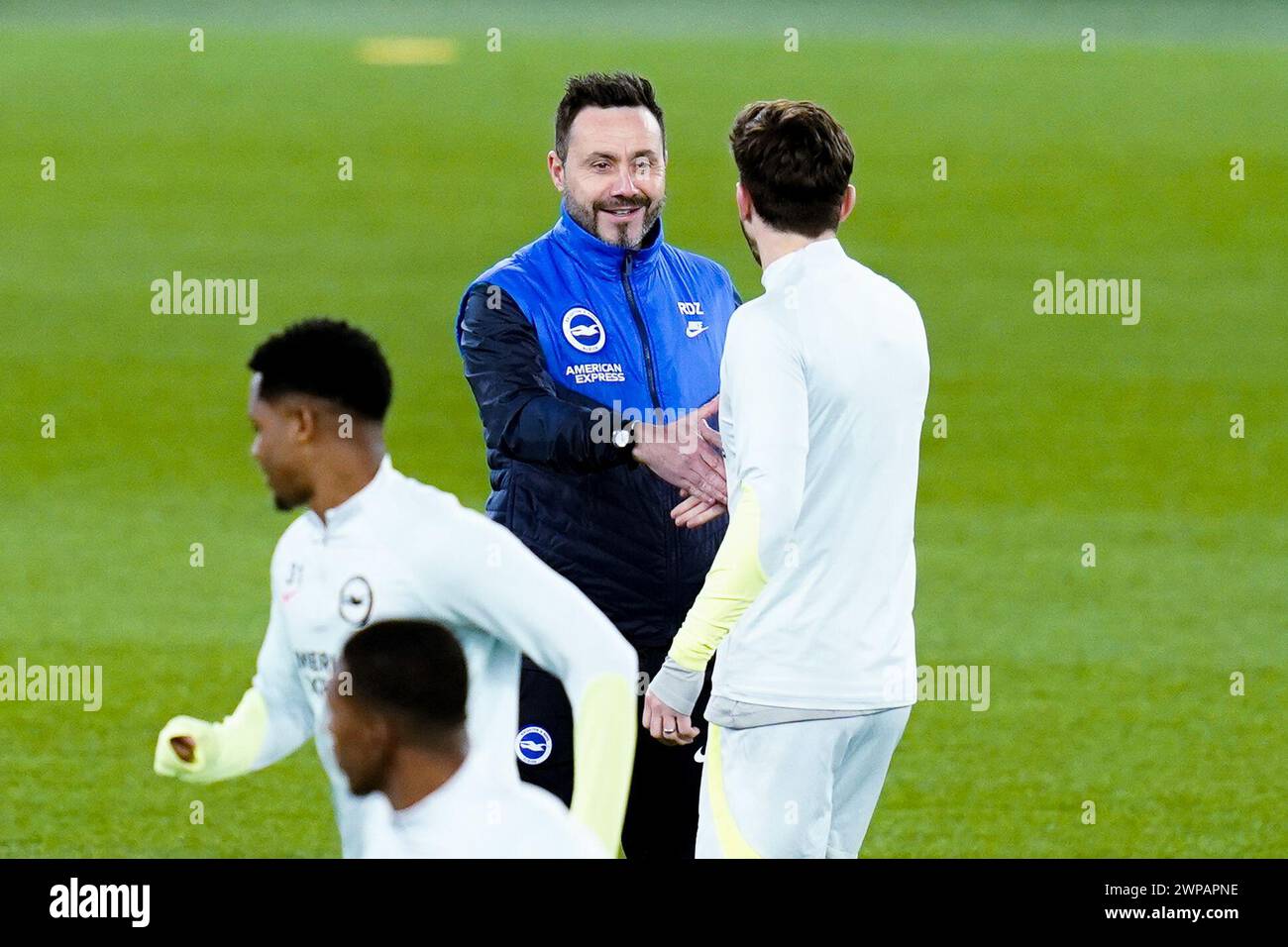 Roma, Italia. 6 marzo 2024. Roberto De Zerbi allenatore del Brighton & Hove Albion stringe la mano al suo giocatore durante il round di UEFA Europa League 2023/24 del 16 allenamento di andata e conferenza stampa allo Stadio Olimpico, il 6 marzo 2024, a Roma. Crediti: Giuseppe Maffia/Alamy Live News Foto Stock