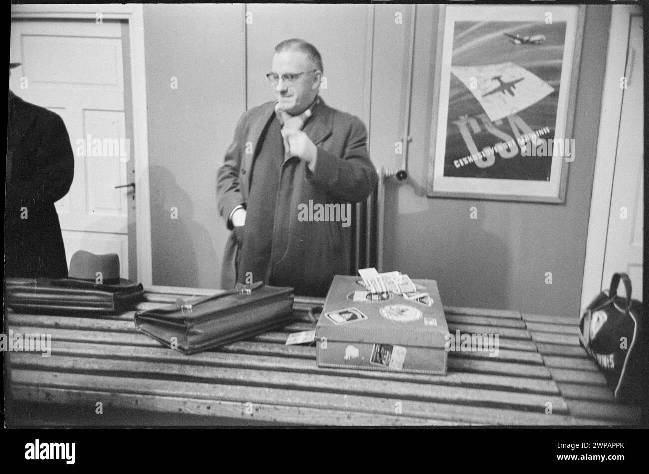 I viaggiatori sono sottoposti a un'ispezione dei passaporti e dei bagagli presso la stazione estera dell'aeroporto di Varsavia, fotografata nel 1959. Foto Stock