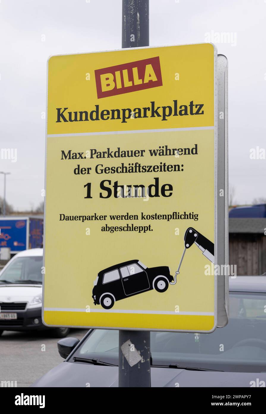 06.03.2024, Strasswalchen, AUT, Unterwegs a Salisburgo, Themenbild, Feature, Reportage, REWE Gruppe, REWE, Billa, Archivbild, Verschiedene Themenbilder, Symbolbild, im Bild Logo, Tafel, Parkplatz, Außenansicht, *** 06 03 2024, Strasswalchen, AUT, Unterwegs in Salzburg, quadro tematico, Feature, reportage, REWE Group, REWE, Billa, immagine d'archivio, varie immagini a tema, immagine simbolo, logo in foto, cartello, parcheggio con vista esterna Foto Stock