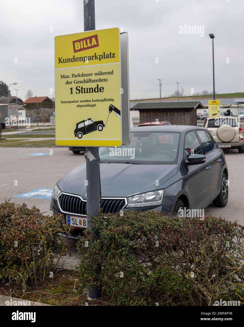 06.03.2024, Strasswalchen, AUT, Unterwegs a Salisburgo, Themenbild, Feature, Reportage, REWE Gruppe, REWE, Billa, Archivbild, Verschiedene Themenbilder, Symbolbild, im Bild Logo, Tafel, Parkplatz, Außenansicht, *** 06 03 2024, Strasswalchen, AUT, Unterwegs in Salzburg, quadro tematico, Feature, reportage, REWE Group, REWE, Billa, immagine d'archivio, varie immagini a tema, immagine simbolo, logo in foto, cartello, parcheggio con vista esterna Foto Stock