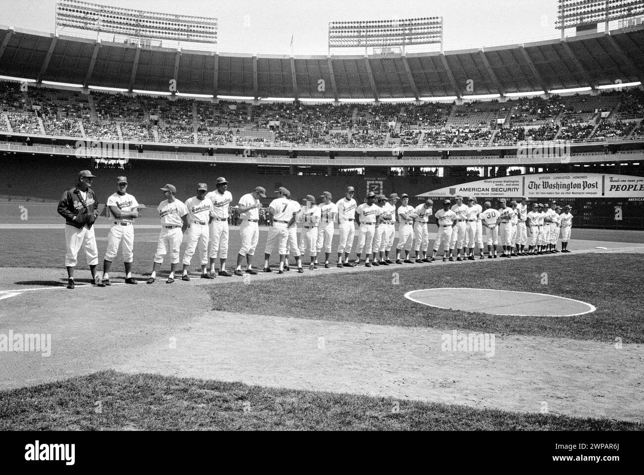 Squadra di baseball dei Washington Senators in piedi sul campo il giorno dell'inaugurazione, Robert F. Kennedy Stadium, Washington, D.C., USA, Marion S. Trikosko, U.S. News & World Report Magazine Photography Collection, 5 aprile 1971 Foto Stock