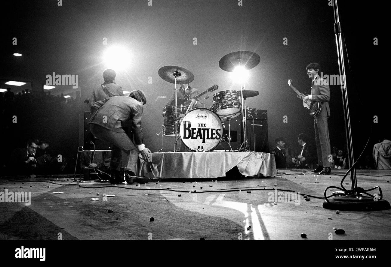 Gruppo rock and roll inglese The Beatles sul palco durante lo spettacolo, Washington Coliseum, Washington, D.C., USA, Marion S. Trikosko, U.S. News & World Report Magazine Photography Collection, 11 febbraio 1964 Foto Stock