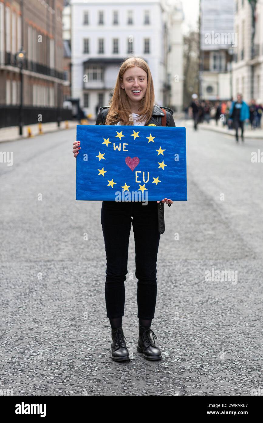 Una donna che manifesta anti-brexit tiene un cartello "We Love eu" durante la protesta anti-Brexit il 23 marzo 2019 a Londra. Foto Stock