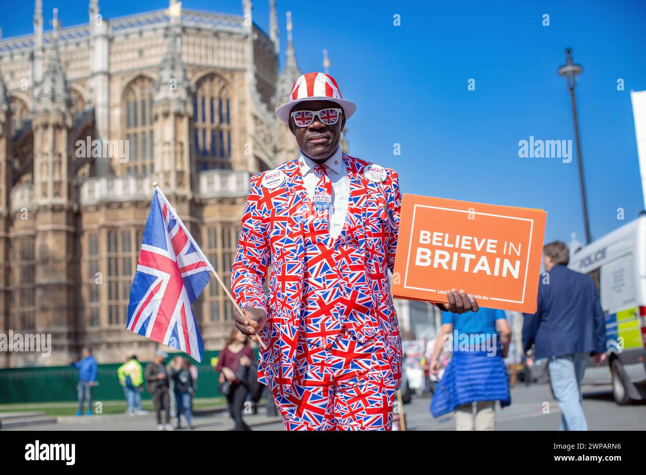 Il dimostratore pro-Brexit indossa un abito con un motivo di bandiere dell'Unione britannica, note anche come Union Jacks, vicino alla Houses of Parliament a Londra, Regno Unito Foto Stock