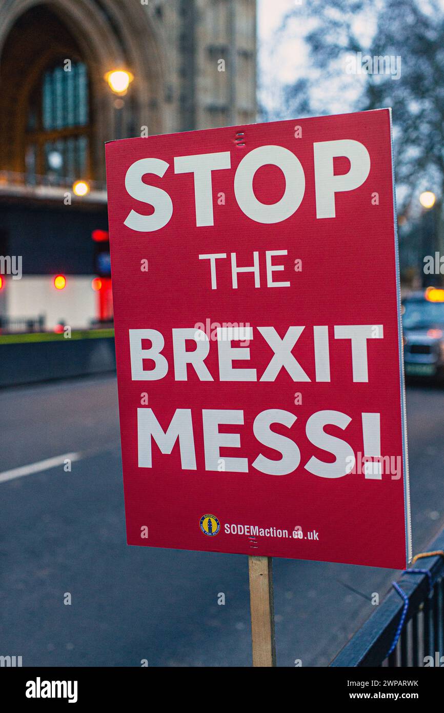 Fermatevi al cartello Brexit Mess di fronte alle camere del Parlamento il 29 gennaio 2019 . Foto Stock