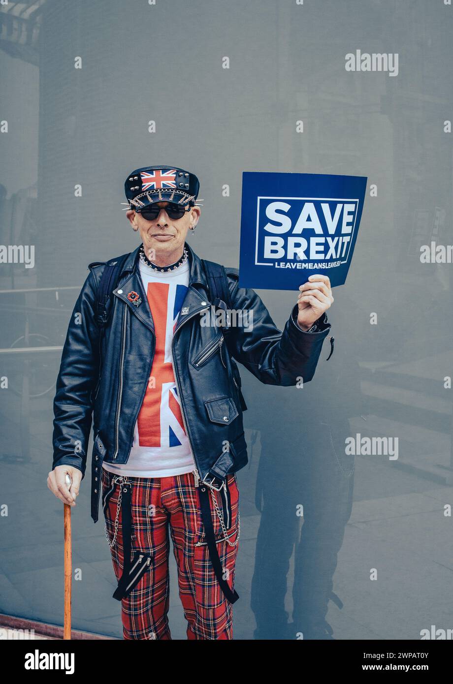Demoniaco punk alla Brexit Betrayal March tenendo in mano il cartello SAVE Brexit Foto Stock