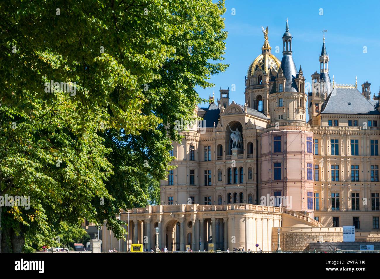 Schwerin, Germania-11 agosto 2022: Durante una giornata di sole, le persone visitano il castello di Schwerin, situato su un isolotto del lago di Schwerin Foto Stock