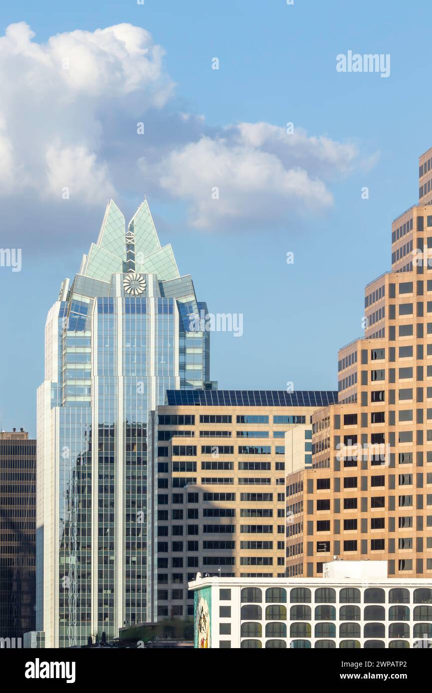 Parte dello skyline di Austin, Texas, USA, con un cielo blu e una nuvola singola. Foto Stock