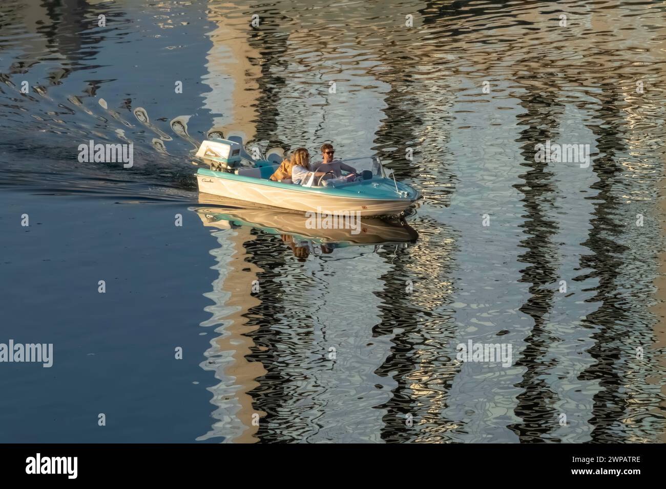 Nautica da diporto sul fiume Colorado ad Austin, Texas, USA. Riflessioni di edifici e foglie sull'acqua. Foto Stock