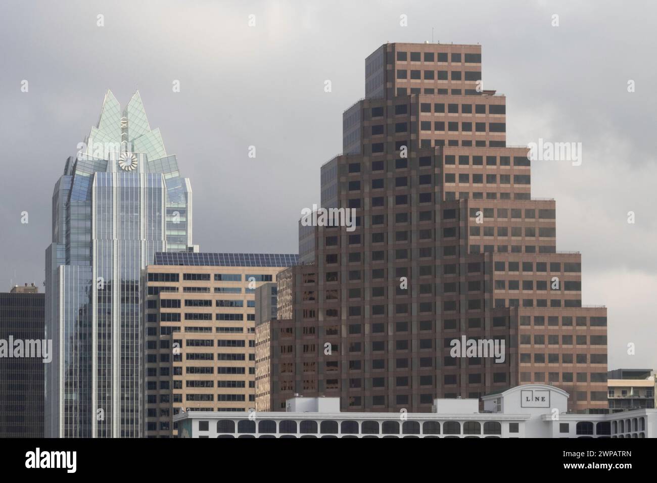 Parte dello skyline di Austin, Texas, USA, con un cielo blu e una nuvola singola. Foto Stock