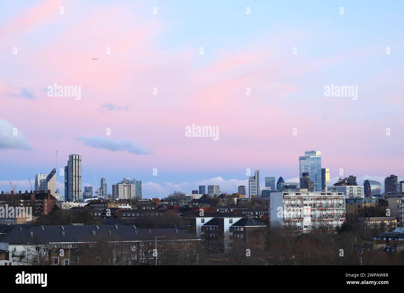 Tramonto invernale rosa sulla City di Londra dal balcone dell'appartamento a Islington, a nord di Londra, Regno Unito Foto Stock