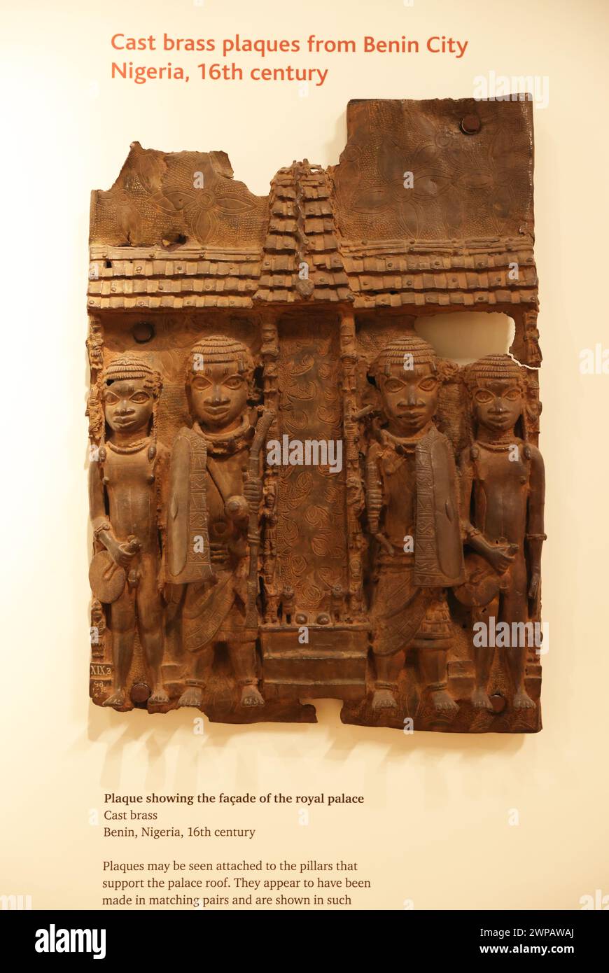I Bronzi del Benin, targhe fatte nel Regno dell'Africa occidentale del Benin 1550-1650, per decorare il palazzo di Oba. Gli inglesi attaccarono Benin City nel 1897. Foto Stock