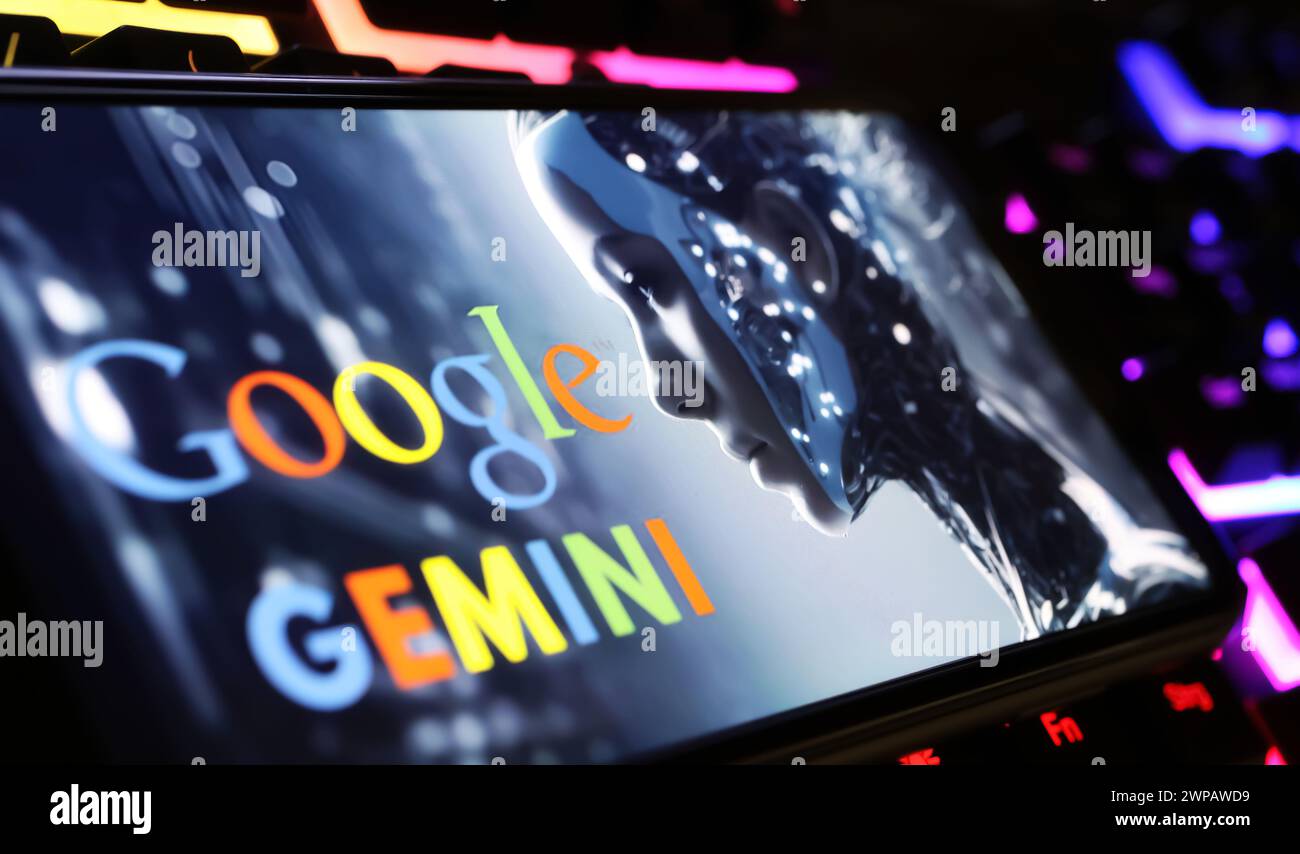 Viersen, Germania - 9 febbraio. 2024: Primo piano dello schermo dello smartphone con logo di Google Gemini sulla tastiera del computer Foto Stock
