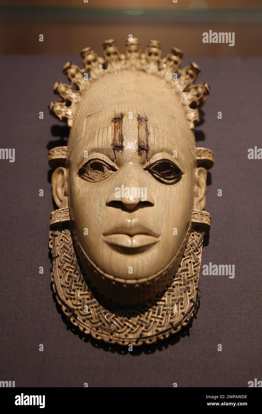 Maschera da penant della Regina madre, realizzata in avorio, rame e ferro, una delle 5 maschere simili saccheggiate dal palazzo di Benin City durante la spedizione militare britannica. Foto Stock