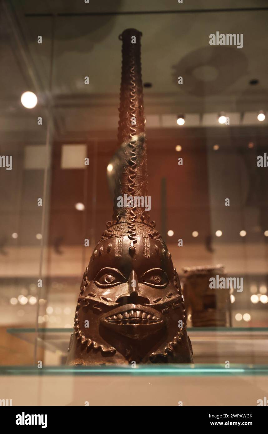 Testa indossata per la maschera Ododua, fatta di ottone, nel Benin Nigeria, XVIII secolo, nel British Museum, Londra, Regno Unito Foto Stock