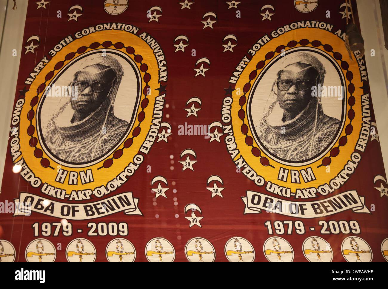 Tessuto commemorativo di cotone stampato 2009, che celebra il 30° anniversario dell'incoronazione di Oba (re) Erediauwa di Benin City, in Nigeria Foto Stock