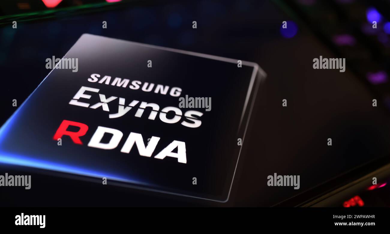 Viersen, Germania - 1 marzo. 2024: Primo piano dello schermo dello smartphone con logo del chip del processore Samsung Exynos sulla tastiera del computer Foto Stock