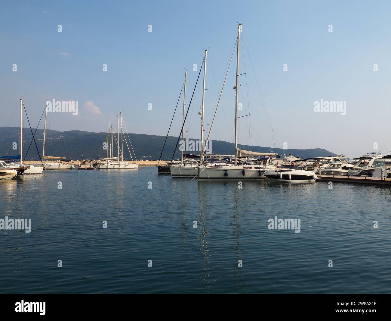 Meljine, Herceg Novi, Montenegro, 13 agosto 2022 barche, yacht e navi sono all'ancora. Navi ormeggiate nel parcheggio. Mar Adriatico Mediterraneo Foto Stock