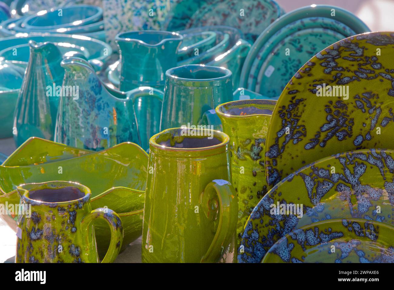 Ceramica colorata in un mercato in Provenza ... - poteries colorées sur un marché de provence ...) Foto Stock
