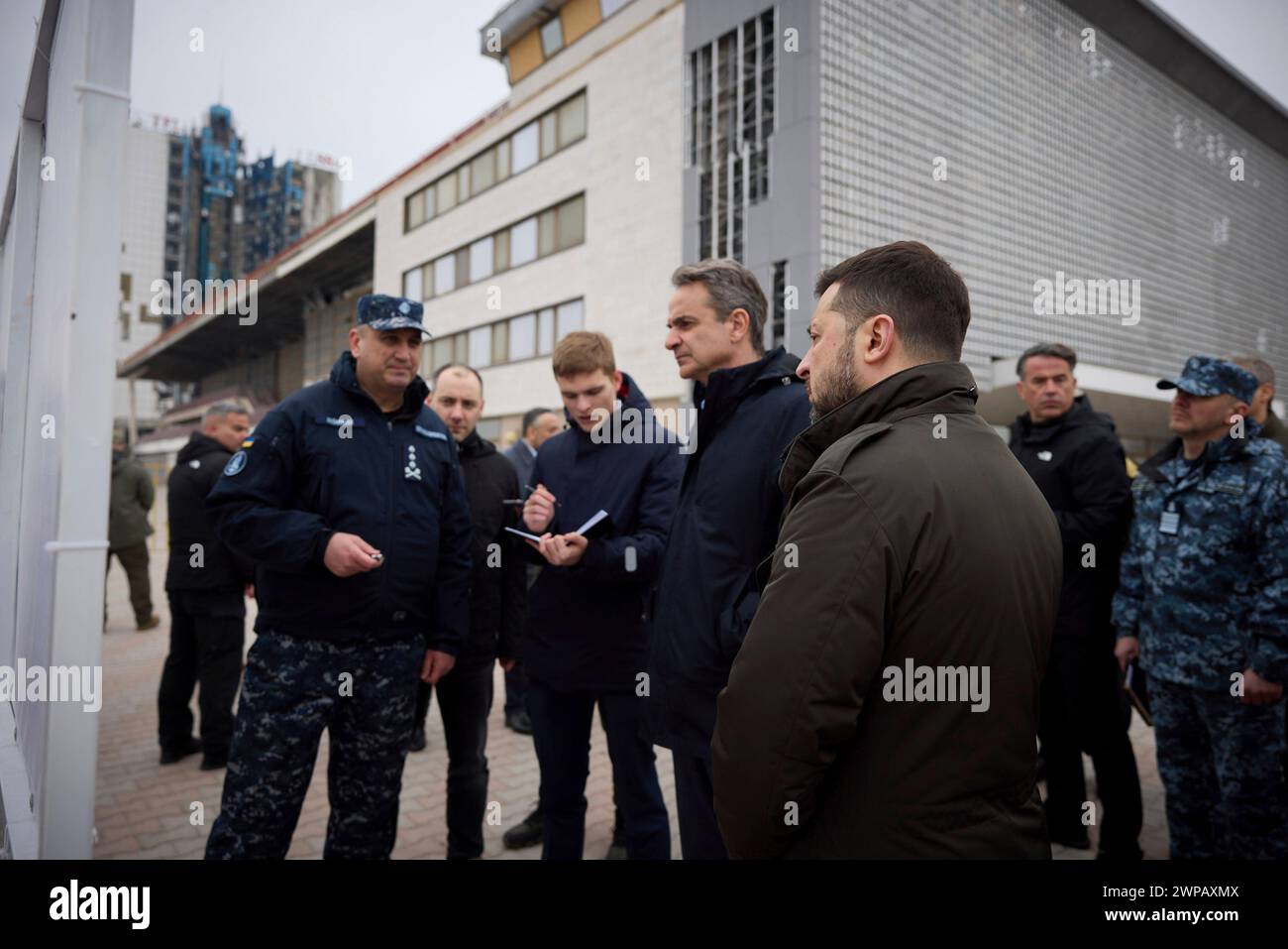 Odessa, Ucraina. 6 marzo 2024. Il presidente ucraino Volodymyr Zelenskyy, a destra, e il primo ministro greco Kyriakos Mitsotakis, al centro, ascoltano il comandante navale Oleksiy Neizhpapa, a sinistra, durante una visita al porto marittimo commerciale di Odesa per ispezionare i progressi del "corridoio del grano delle Nazioni Unite", 6 marzo 2024 a Odesa, Ucraina. Più tardi, nel corso della giornata, un drone russo ha colpito a soli 500 metri dal corteo presidenziale trasportando entrambi i leader. Credito: Presidenza Ucraina/Ufficio stampa presidenziale ucraino/Alamy Live News Foto Stock