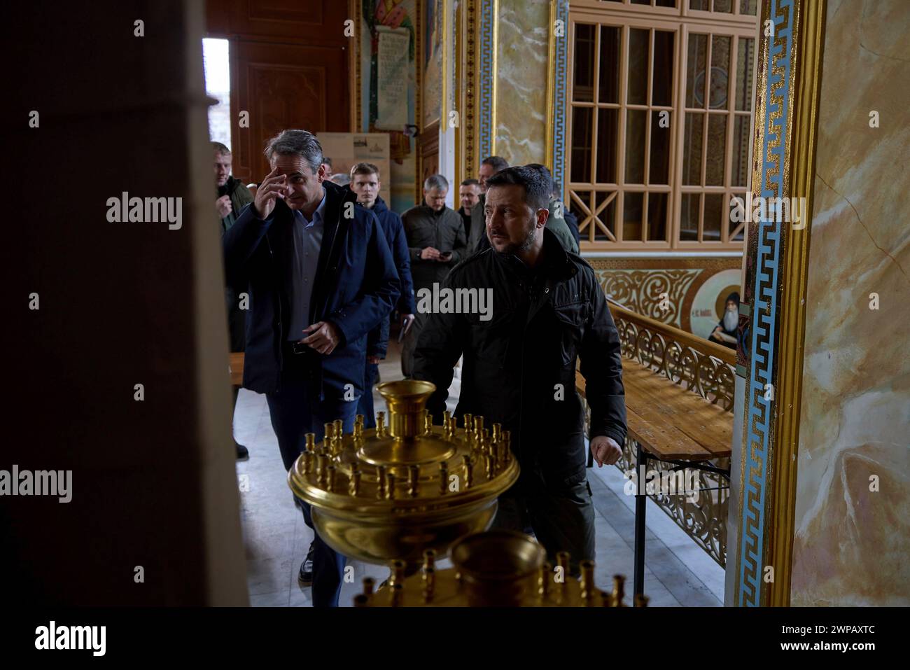 Odessa, Ucraina. 6 marzo 2024. Il presidente ucraino Volodymyr Zelenskyy, a destra, e il primo ministro greco Kyriakos Mitsotakis, a sinistra, visitano la storica Cattedrale della Trasfigurazione distrutta negli attacchi missilistici russi, 6 marzo 2024 a Odesa, Ucraina. Più tardi, nel corso della giornata, un drone russo ha colpito a soli 500 metri dal corteo presidenziale trasportando entrambi i leader. Credito: Presidenza Ucraina/Ufficio stampa presidenziale ucraino/Alamy Live News Foto Stock