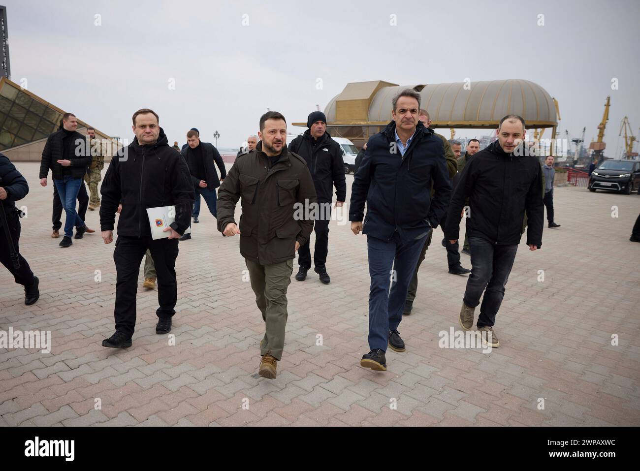 Odessa, Ucraina. 6 marzo 2024. Il presidente ucraino Volodymyr Zelenskyy, centro, il primo ministro greco Kyriakos Mitsotakis, seconda destra, e il ministro ucraino della ricostruzione Oleksandr Kubrakov, a destra, visitano il porto marittimo commerciale di Odesa per ispezionare i progressi del "corridoio del grano delle Nazioni Unite", il 6 marzo 2024 a Odesa, Ucraina. Più tardi, nel corso della giornata, un drone russo ha colpito a soli 500 metri dal corteo presidenziale trasportando entrambi i leader. Credito: Presidenza Ucraina/Ufficio stampa presidenziale ucraino/Alamy Live News Foto Stock