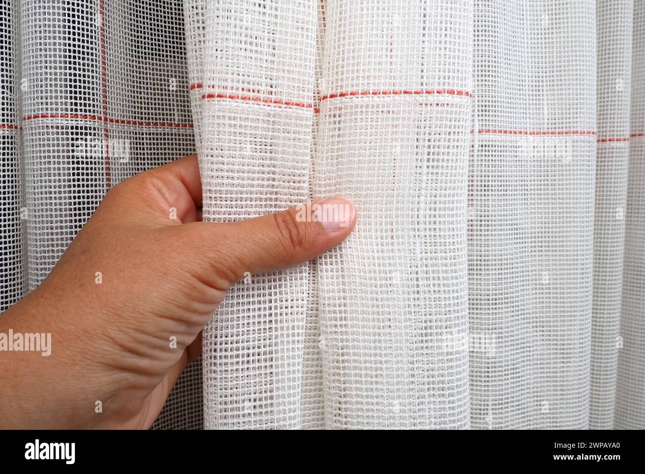 Tende bianche di cotone grossolano o lino fatte di intrecci di fili sottili. Interno appartamento semplice e compatto. Decorazioni delle finestre nelle camere. A. Foto Stock
