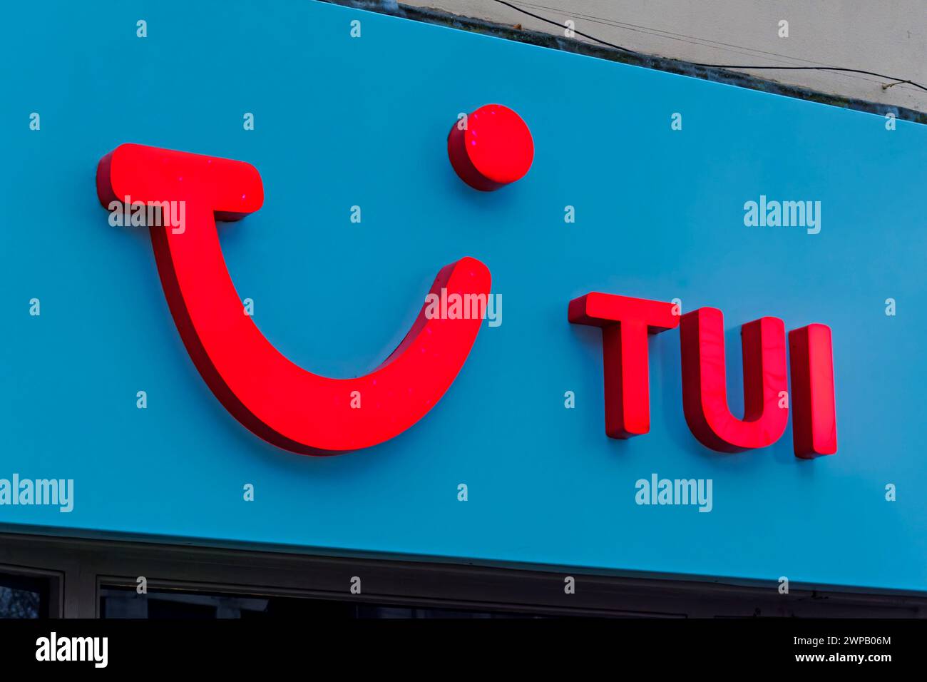 Cardiff, Galles, Regno Unito - 6 dicembre 2023: Un segno luminoso del TUI Holiday Store in Queen Street, Cardiff, Galles, Regno Unito Foto Stock