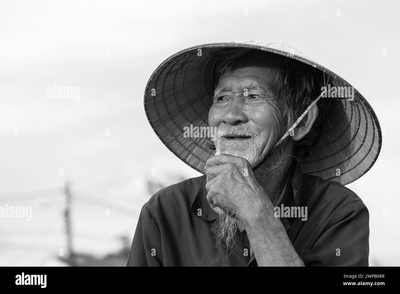 Vecchio contadino su una farm di vegetali al di fuori di Hoi An, Vietnam centrale. Foto Stock