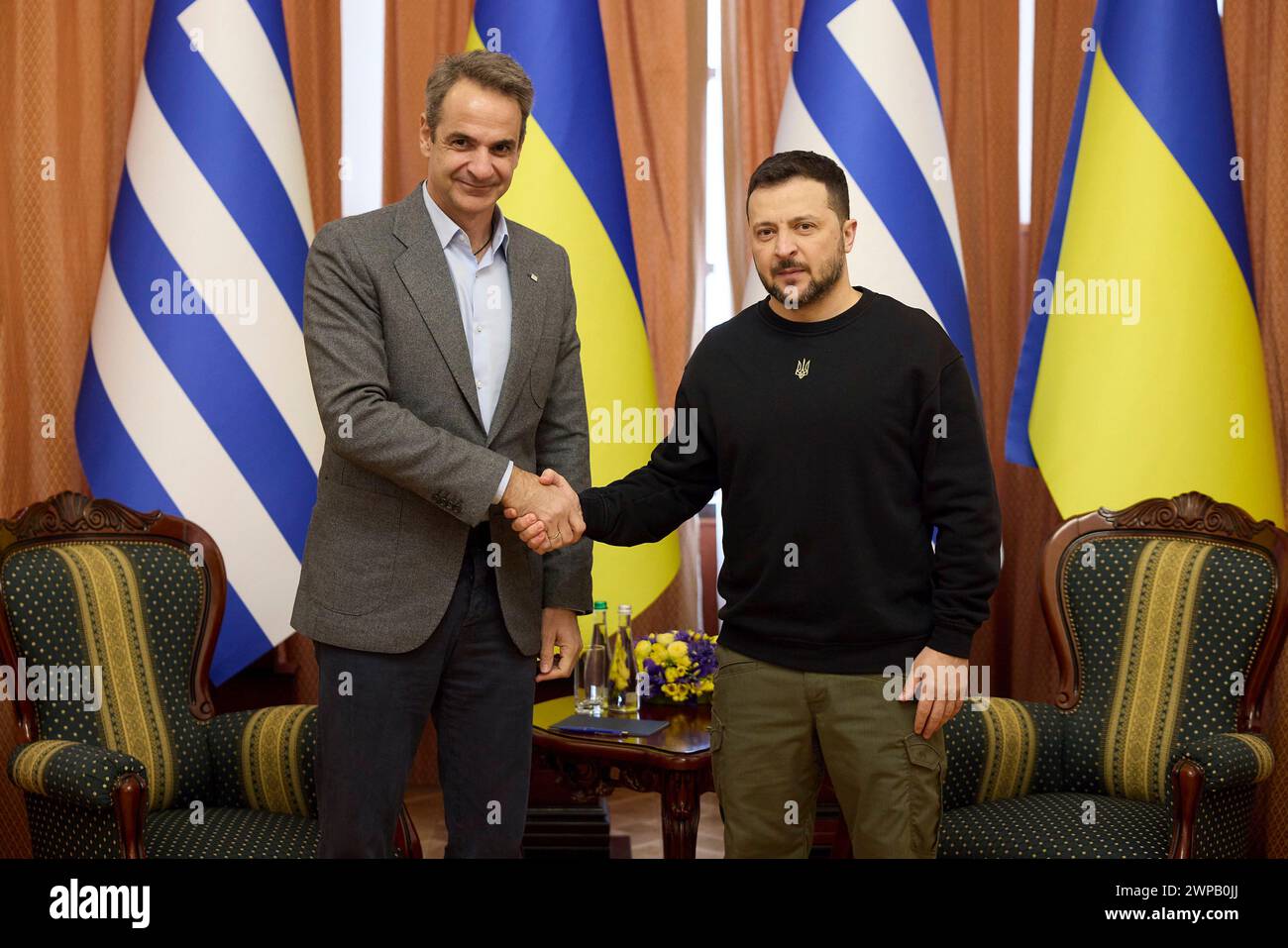 Odessa, Ucraina. 6 marzo 2024. Il presidente ucraino Volodymyr Zelenskyy, a destra, stringe la mano al primo ministro greco Kyriakos Mitsotakis, a sinistra, prima dell'inizio di un incontro bilaterale individuale, il 6 marzo 2024, a Odesa, in Ucraina. Più tardi, nel corso della giornata, un drone russo ha colpito a soli 500 metri dal corteo presidenziale trasportando entrambi i leader. Credito: Presidenza Ucraina/Ufficio stampa presidenziale ucraino/Alamy Live News Foto Stock